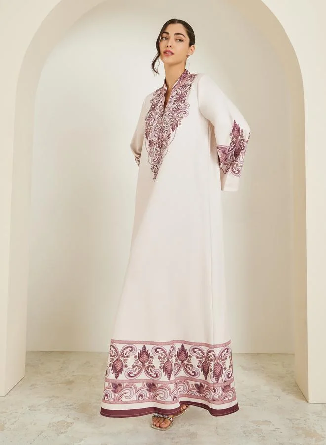 أميرة جلابية بيج بطبعة موضعية بحافة واسعة